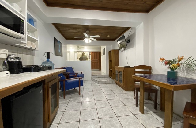 In the heart of West End, Roatan - Mariposa Lodge - Unit 2