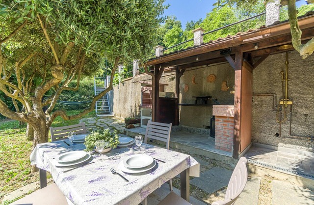 In the hilly countryside between Genoa and Rapallo welcomes you this charming studio apartment.