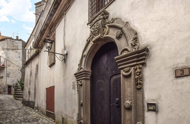 In the historic heart of Aieta welcomes you this beautiful apartment.