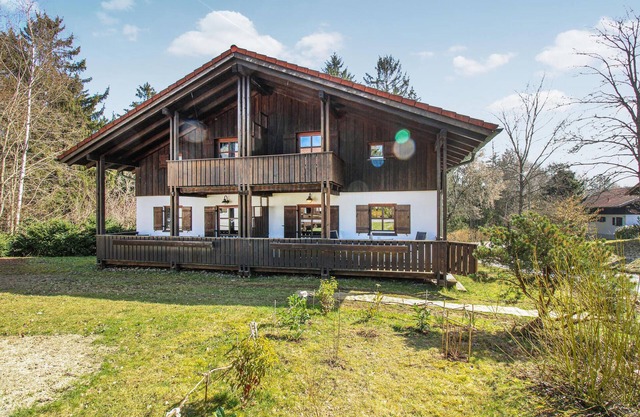 In the idyllic forest village of Regen welcomes you this cozy and authentic semi-detached house.