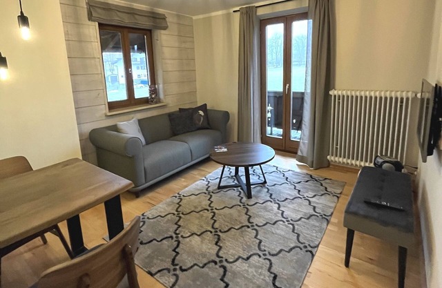 In the immediate vicinity of the lake, small, fine apartment newly renovated
