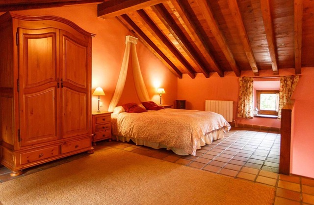 In the middle of the Biosphere Reserve you will find the Cas Roble located in the heart of the town