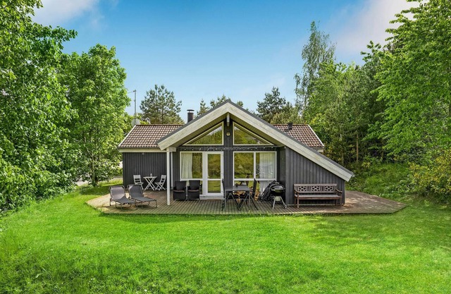 In the naturally beautiful area near Lyngsbæk-Femmøller Srand lies this vacation home, which is espe