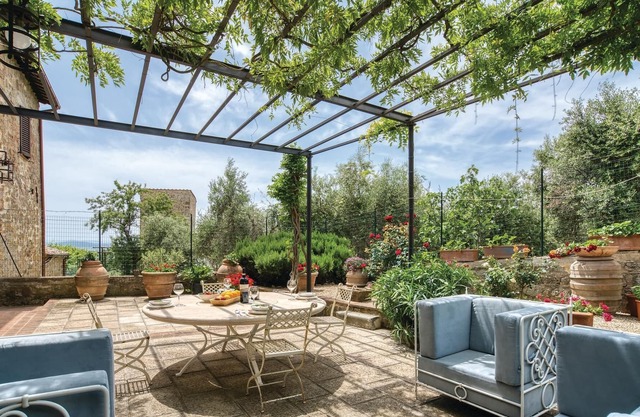 In the old town of Monticchiello, where about 90 people live, lies this charming vacation apartment.
