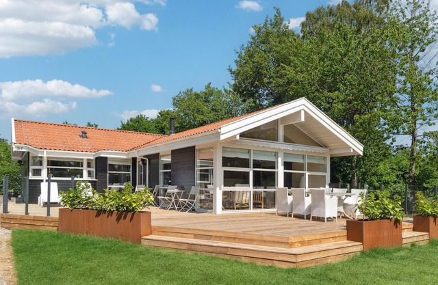 In the popular Lyngsbæk you will find this well-kept vacation home on Strandvejen and very close to