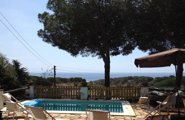 In the shade of the pines between GRO and BCN, quiet and by the sea