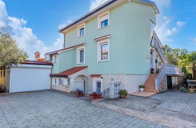 In this beautiful house on the 1st floor is tastefully furnished apartment CKK724 with minimum ceili