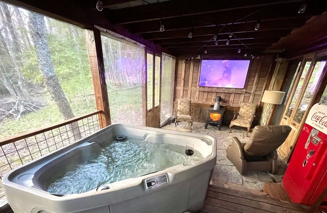 In-Town Cottage by Mirror Lake-2 miles from Main St, Hot tub, fireplace, Big TVs