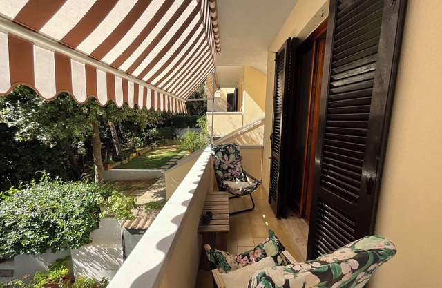 In Tuscany, at the seaside, close to art cities and wineries. Free parking
