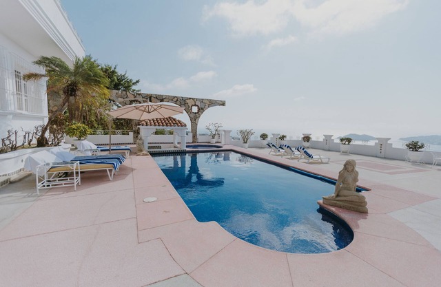 Inconceivable Château. Stunning view Acapulco Bay & front seats miracle sunsets