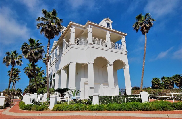 Incredible Beach House with Pool! Short safe walk to the beach, Family Area