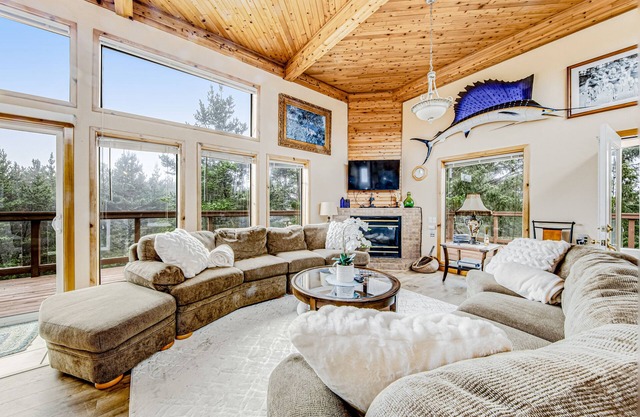 Incredible dog-friendly home with pool table, fast WiFi, gas fireplace, and W/D