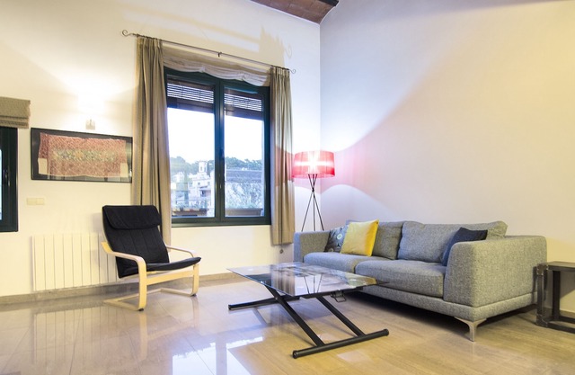 Incredible duplex with high ceilings in old neighborhood