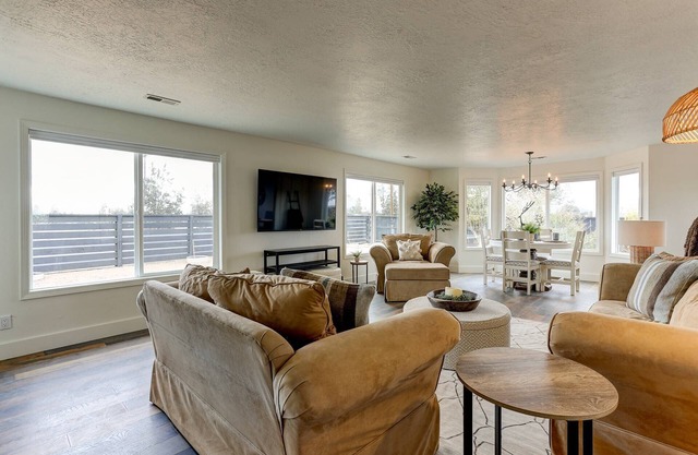 Incredible Historic Reindeer Ranch, Hot Tub, Dog Friendly, Chef's Kitchen, Huge Deck w/BBQ, & More