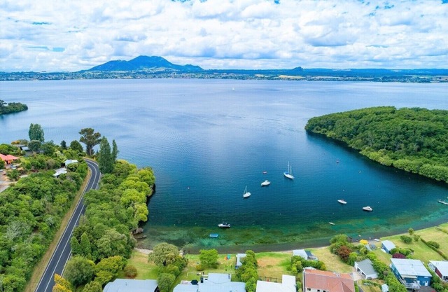 Incredible Lake Views, Hot Tub, Close to the Lake, Luxury Property