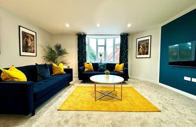 Incredible Large 3 Bedroom Apartment - Sleeps 8!
