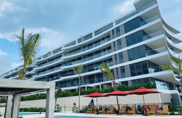 Incredible Loft/Private Beach + Pools + Natural.