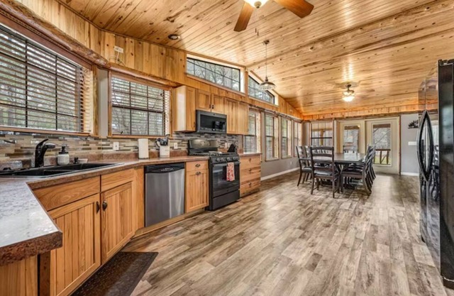 Incredible Rustic Lakeside Cabin in the Woods! Near Lakes, Skiing and Trails!