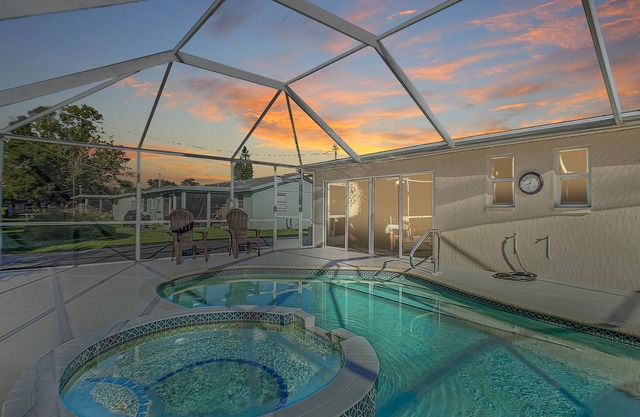 Incredible Whole Condo with Heated Pool and Jacuzzi Next to Venice Island/Beach