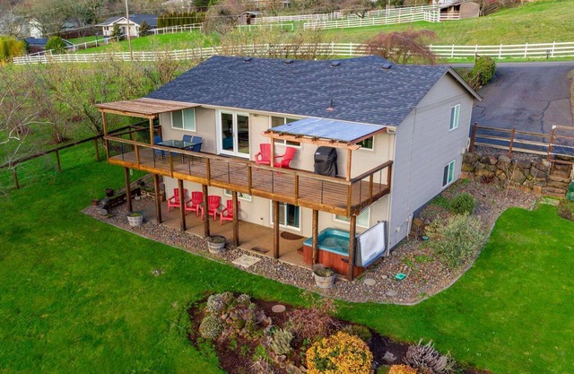 Incredible Wine Country Home! Close to Breweries & Dining, Hot Tub, Gas Grill, Game Room w/Smart TV