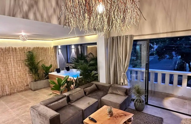 Increible Casa con Jacuzzi en Poblado-lleras