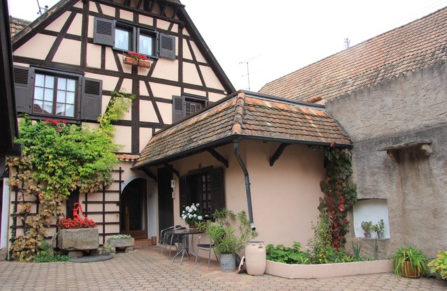 independent access to the ground floor, equipped for 2 people
