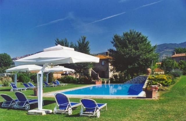 Independent Apartment in Farmhouse with private garden and pool- Cortona