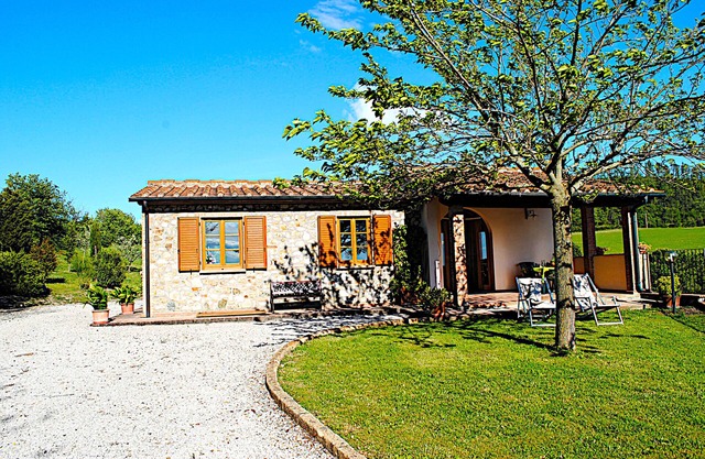 INDEPENDENT BARN ON THE TUSCAN HILLS OF VOLTERRA WITH PRIVATE GARDEN