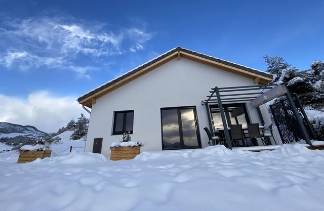 Independent chalet with exceptional panoramic views of the mountains