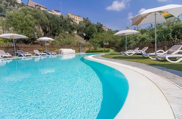 Independent family apartment for 4/6 people with private garden and swimmingpool