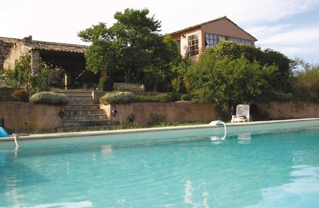 Independent gite, with terrace and breathtaking views of the Luberon, swimming pool
