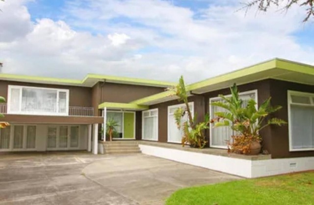 Independent house with amazing view of golf course.nn