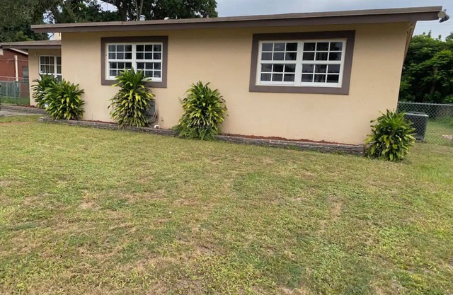 INDEPENDENT Room w/PRIVATE entrance close to FLL