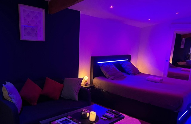 Independent studio with whirlpool bath