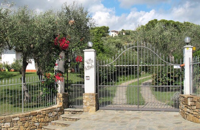 Independent villa with garden of 2500sqm DIA 350