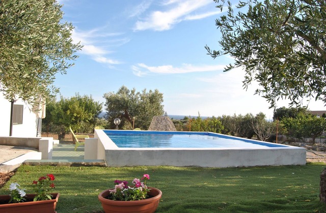 Independent villa with pool, 900 meters from the sea in a panoramic area