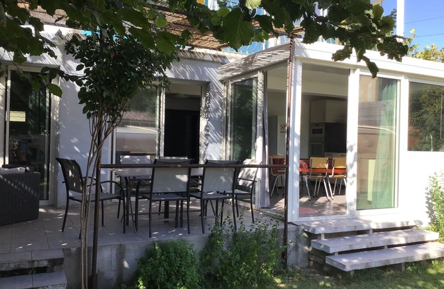 Independent villa with garden and swimming pool area near downtown