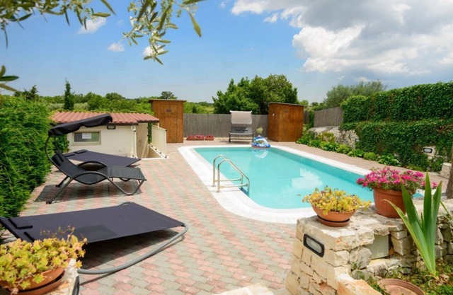 Independent villa with private pool
