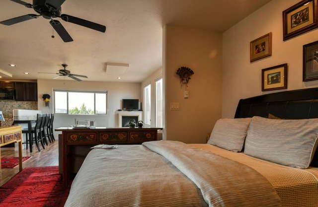 Indian Hills Studio - Breathtaking views in foothills of the Moab Valley