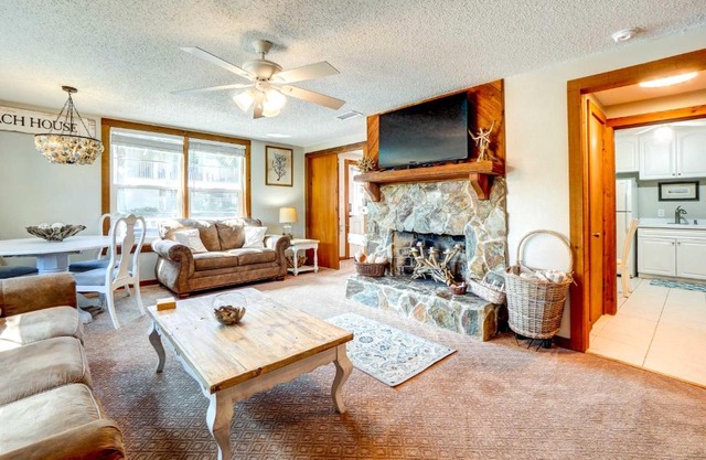 Indian Rocks Beach Cottage, Walk to Beach!