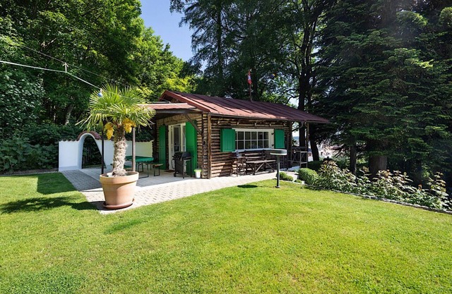 Indian summer vacation in an idyllic hunting lodge