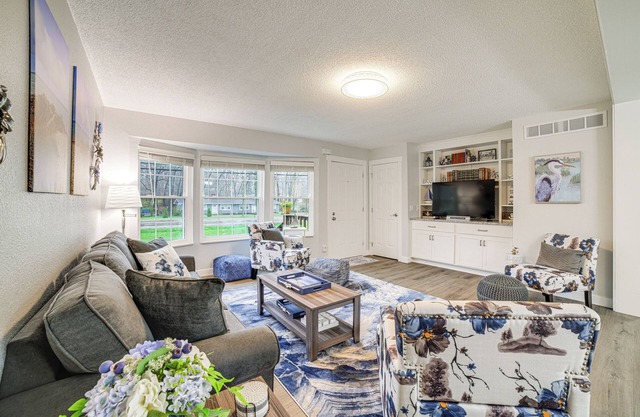 Indiana Dunes Home w/Gas Grill: 1 Mi to Beach!