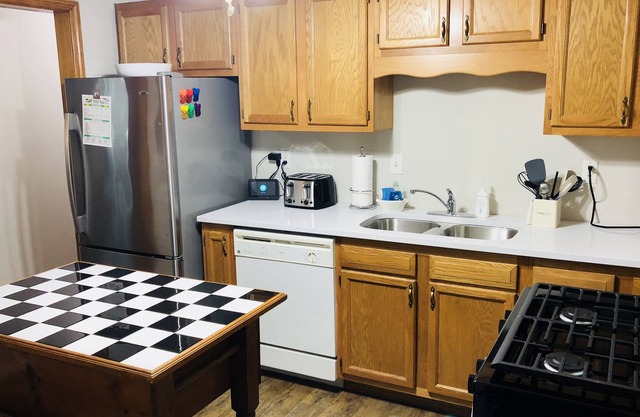 Indiana Dunes Marquette Park Home, 2 livings, firepit, BBQ, 1mi walk beach