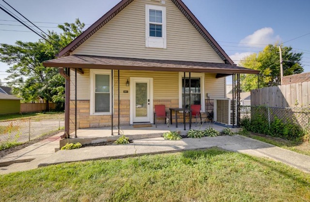 Indianapolis Home with Porch - Close to Mile Square!