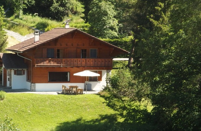 Individual chalet with exceptional view and ski-to-door departure
