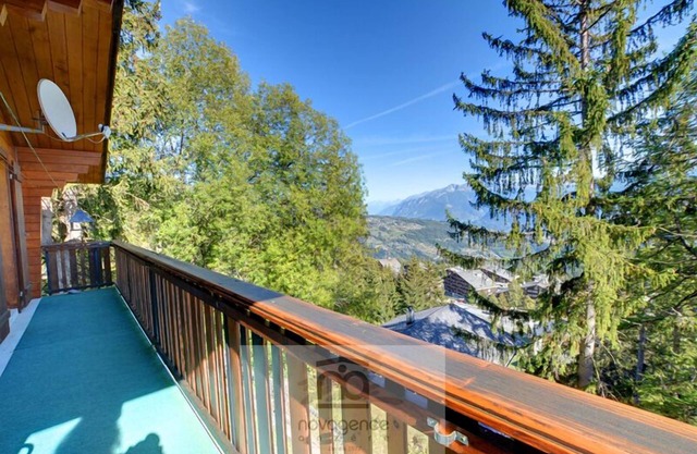 Individual chalet on 2 floors with :GROUND FLOOR: 1 bathroom/WC, 2 bedrooms with 2 single beds and 1