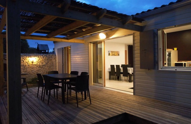 Individual fitted house with enclosed garden 3kms from Chatelaillon beach
