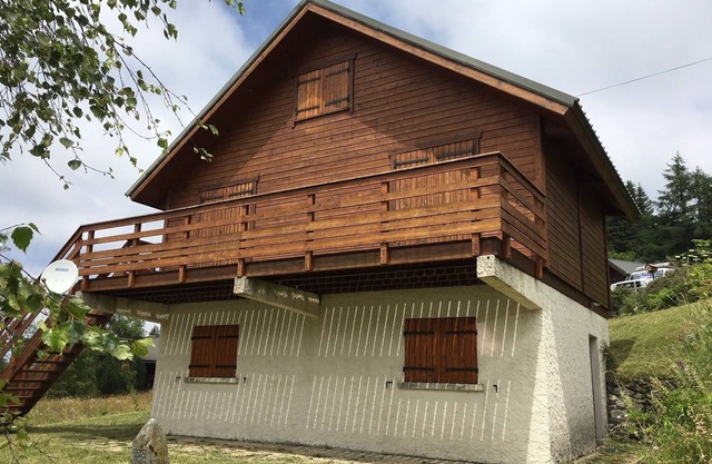 Individual rents large wooden cabin (80m2) with 4 bedrooms and large living room