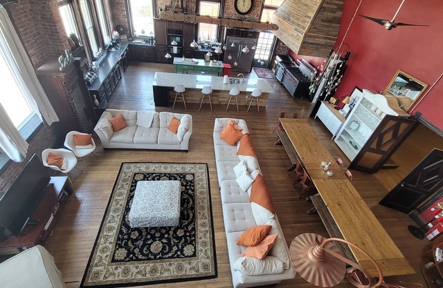 Indoor Basketball Court, Movie Theatre & Rooftop-Private 3rd floor Penthouse!