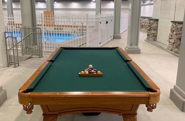 Indoor pool & hot tub. Beautiful 2 bedroom condo within 3 min walk to village.